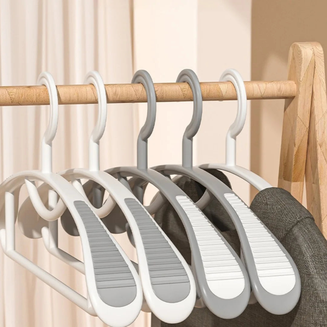 Non-Slip Wide Shoulder Plastic Clothes Hanger